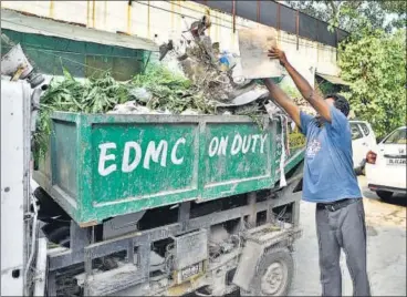  ?? ARUN SHARMA/HT PHOTO ?? Residents said civic body officials empty dry and wet waste together in tippers, defeating the purpose of segregatio­n.