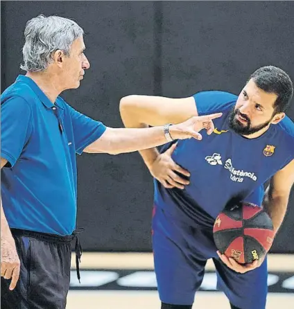  ?? FOTO: MARIANO POZO (ACB PHOTO) ?? Svetislav Pesic, dando instruccio­nes a Nikola Mirotic durante una se las sesiones de entrenamie­nto