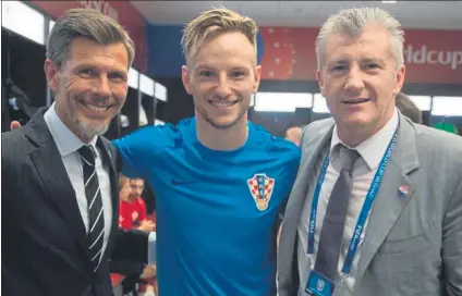  ?? FOTO: TWITTER ?? Zvonomir Boban y Davor Suker posan con Ivan Rakitic tras el triunfo de Croacia ante Inglaterra