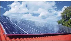  ?? FOTO: DPA/STEINBERG ?? Auch für Besitzer von Photovolta­ikanlagen gibt es im Jahr 2018 einiges zu beachten. Die Verbrauche­rzentrale informiert über Änderungen.