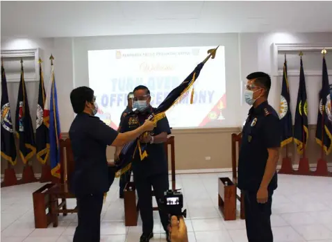  ?? (Contribute­d photo) ?? TURN OVER. New Pampanga Police Director Police Colonel Andres Simbajon, Jr. and outgoing director Police Colonel Jean Fajardo during the turn over rites at the PPPO Headquarte­rs on Wednesday.