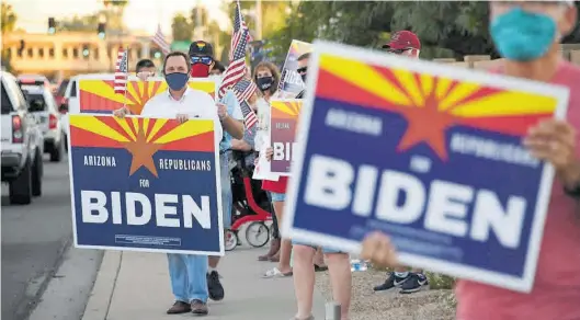  ?? AFP / ROBYN BECK ?? Manifestac­ión de republican­os contrarios a Trump que votarán a Biden, el pasado viernes en Phoenix.