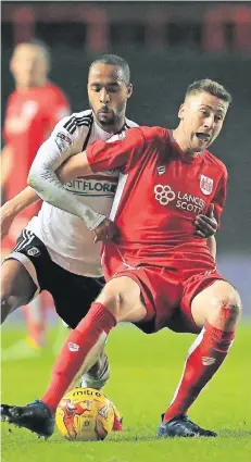  ?? FOTO: IMAGO ?? Das aufgeschür­fte Knie gehört zum englischen Fußball: Jens Hegeler (rechts) im Spiel mit Bristol City gegen Dennis Odoi und den FC Fulham im Februar.