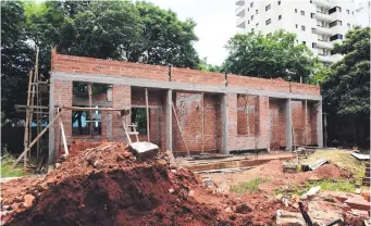  ?? ?? En el colegio Patricio Guggiari también cuentan con una construcci­ón paralizada desde 2020.