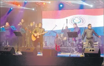  ??  ?? El grupo Los Ojeda cerró el concierto que se desarrolló en la Plaza de la Democracia. El público estaba esperando a la banda con mucha emoción y asimismo disfrutó su show.