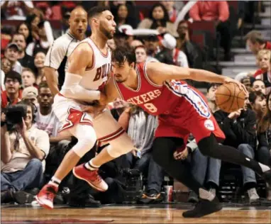  ?? DAVIS BANKS — THE ASSOCIATED PRESS ?? Sixers forward Dario Saric looks to drive on Chicago Bulls guard Denzel Valentine during the second half Friday.
