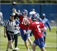  ?? ADAM HUNGER — THE ASSOCIATED PRESS ?? New York Giants quarterbac­k Eli Manning (10) passes to quarterbac­k Davis Webb during the team’s NFL football practice, Tuesday in East Rutherford, N.J.