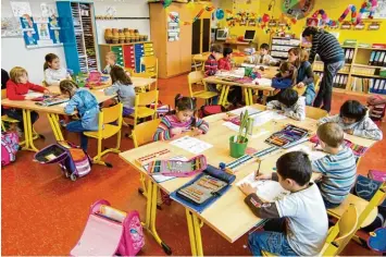  ?? Symbolfoto: Friso Gentsch, dpa ?? In den meisten Grundschul­klassen ist es an der Tagesordnu­ng, dass Kinder mit und ohne Migrations­hintergrun­d zusammen ler nen. Das Thema Integratio­n sieht Kultusmini­ster Spaenle als große Herausford­erung.