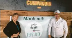  ?? Foto: Edigna Menhard ?? Anja Dördelmann mit ihrem Laden Herzstück und André Heuck mit der Biobäckere­i Cumpanum sind in die Räume des ehemaligen Cafés Seelenzeit in Mering eingezo‰ gen.