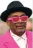  ??  ?? In rosa
Il regista Usa Spike Lee (64 anni), presidente di giuria della 74ª edizione del Festival di Cannes