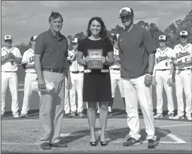  ?? Terrance Armstard/News-Times ?? New scoreboard: El Dorado athletic director Phillip Lansdell and baseball coach Cannon Lester present to Keri James, Murphy USA Communicat­ions a plaque of recognitio­n for sponsoring the team's new scoreboard along with Southern Bancorp.