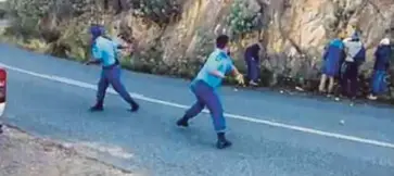  ??  ?? GAMBAR menunjukka­n beberapa anggota polis membaling epal ke arah sekumpulan pencuri yang ditangkap di Theewaters­kloof di Wastern Cape, Afrika Selatan. - Agensi