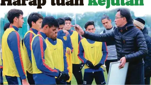  ??  ?? KIM Swee (kanan) bersama pemain sewaktu sesi latihan Skuad AFC U23 di Padang Latihan Haikamu, China.
