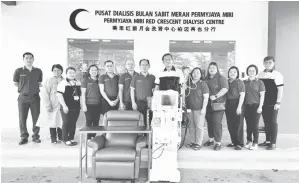  ?? ?? CSR: (Dari enam kiri) Lucan, Bill dan kakitangan TUV Nord (M) Sdn Bhd bersama mesin hemodialis­is yang diserahkan kepada kakitangan PDBSMPM semalam.