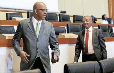  ?? /VELI NHLAPO ?? Adv Dali Mpofu and former Sars commission­er, Tom Moyane cross-examine Public enterprise­s minister, Pravin Gordhan at state capture inquiry.