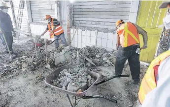  ??  ?? Un equipo de 25 personas trabaja en la demolición de los puestos y el retiro de los escombros.