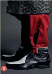  ??  ?? Look de Prada con abrigo de espiga y pantalón rojo. La combinator­ia cromática en el calzado masculino es una tendencia que se toma muy en serio, como en este bicolor blanco-negro perforado de la firma.