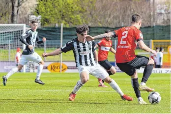  ?? FOTO: IMAGO/EIBNER-PRESSEFOTO/NAMAN KALA ?? 2:2 in Balingen: David Preu (Mitte) und Aalen kehren mit einem Punkt im Gepäck zurück auf die Ostalb.