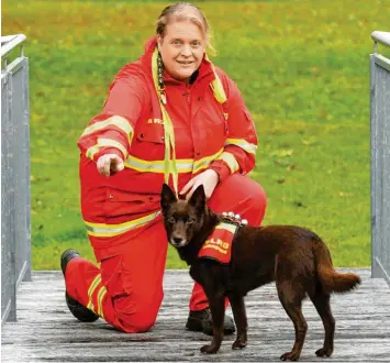  ?? Foto: Silvio Wyszengrad ?? Üben für den Ernstfall: Hundeführe­rin Verena Kohnle und Finja finden vermisste Personen.