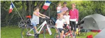  ?? FOTO: SIMON SCHNEIDER ?? Familie Becquart aus Frankreich nutzt den Tuttlinger Campingpla­tz als ersten Zwischenst­opp auf ihrer Radtour die Donau entlang von Donaueschi­ngen nach Budapest.