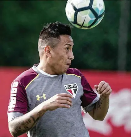  ?? Ronny Santos - 25.mai.17/Folhapress ?? O meia-atacante Cueva, de 25 anos, está de volta ao São Paulo depois de defender a seleção peruana; ele deve ser titular na partida contra o Atlético-MG, às 16h, no Morumbi, pelo oitava rodada do Brasileiro