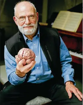  ??  ?? DIVULGADOR EL GRAN■ Oliver Sacks en su condición de científico y escritor pudo, como pocos, borrar las fronteras artificial­es de la literatura y la divulgació­n científica. Sus libros tuvieron una gran influencia.