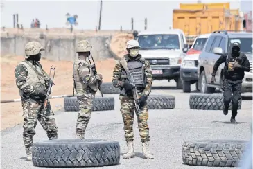  ?? AFP ?? Nigerien soldiers stand guard outside the Diffa airport in South-East Niger, near the Nigerian border, on Dec 23.