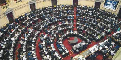  ??  ?? La Cámara de Diputados sesionó hasta tarde anoche. Logró la media sanción poco antes de las 22