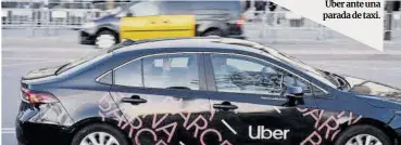  ?? Jordi Cotrina ?? Un coche de Uber ante una parada de taxi.