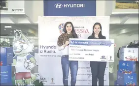  ??  ?? Silvana Ramos, brand manager de Hyundai, junto a la feliz ganadora del viaje a Rusia María Fernanda Dávalos.