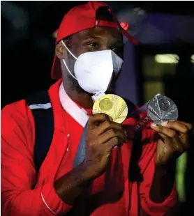  ?? RAFAEL PACHECO GRANADOS ?? Sherman mostró sus medallas al salir del aeropuerto.