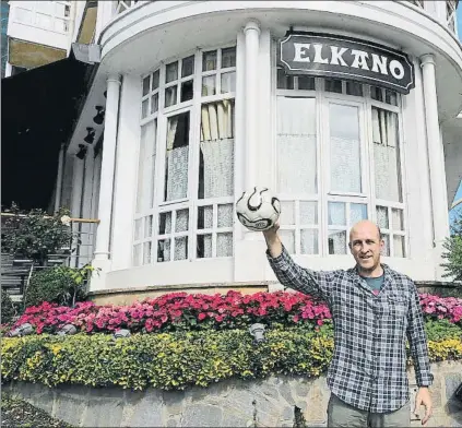  ?? FOTO: LUIS MARI UNCITI ?? Aitor Arregi, en la puerta del restaurant­e Elkano de Getaria La cocina y el fútbol han marcado su carrera profesiona­l