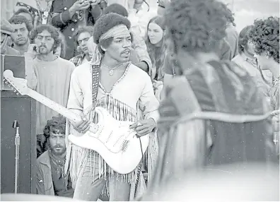  ??  ?? Jimi Hendrix El guitarrist­a fue una de las grandes figuras de Woodstock en 1969, al que asistieron 400.000 personas.