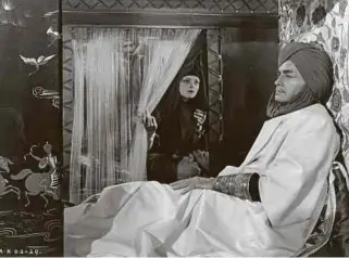  ?? ?? Vers 1940: Conrad Veidt dans le rôle du Vizir et magicien dans le film «Le voleur de Bagdad», un film réalisé sur le mode d‘un conte de fées basé sur «Les Mille et Une Nuits». Le film a été réalisé par Ludwig Berger.