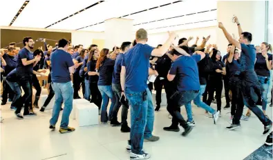  ??  ?? Más de mil personas asistieron a la apertura de la Apple Store ayer.