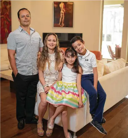  ?? Marie D. De Jesús / Houston Chronicle ?? David Medina (izq.) posa junto a su esposa Perla Soto y los hijos de ambos Paola y Diego, de nueve y once años respectiva­mente, en la residencia de esta familia mexicana en The Woodlands, el sábado 1 de abril de 2017.