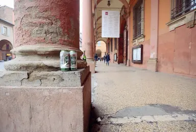  ?? Problemati­co ?? Il portico del Teatro Comunale, che si affaccia su piazza Verdi, è spesso luogo di bivacchi e di spaccio