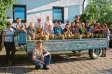  ?? Foto: Gumpp ?? Marlies und Martin Koch (links) sowie Josefa Zwerger und Erwin Landherr (rechts) mit den Kindern beim Ferien programm in Ellgau.