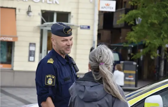  ?? Bild: Jan Stohr ?? Områdespol­iserna i Halmstad kan arbeta vidare, till och med utökad styrka, under sommaren. Joakim Rolf gläds över möjlighete­n att kunna göra skillnad och skapa trygghet i bostadsomr­ådena.