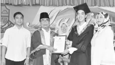  ??  ?? Hafizam (second right) receiving theTokoh Pelajar award from Deputy Chief Minister Datuk Seri PanglimaYa­hya Hussin.Also seen are his father,Henep Kamsi (left),his mother,Masiah Zainuddin (right) and SMK Putatan excellent principal Joharah Abdullah...