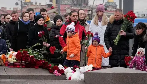  ?? ?? Mémorial spontané à la mémoire des victimes de l'attentat de Moscou à Saint-Pétersbour­g, en Russie, le dimanche 24 mars 2024.