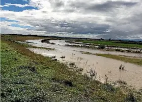  ?? PHOTO: TIM SAUNDERS ?? High flows on the Oroua River, April 14.