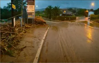  ?? (Photo Ch. C.) ?? C’est à cet endroit, sur la gauche, que la voiture des victimes pourrait avoir basculé dans la Garonnette, avant d’être entraînée jusqu’à la mer.