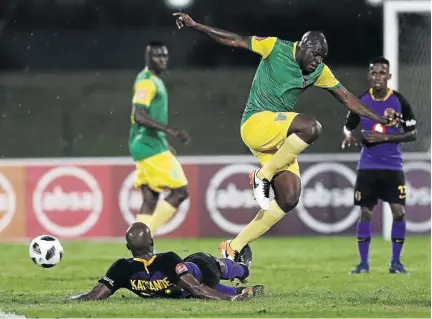  ?? /GALLO IMAGES ?? Willard Katsande of Kazier Chiefs tackles Golden Arrows’ Musa Bilankulu during their Absa Premiershi­p match at Princess Magogo Stadium, at the weekend. Arrows won 2-1.