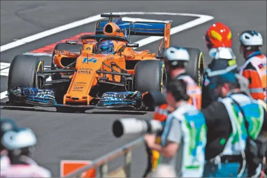  ??  ?? VALORANDO SU FUTURO. Fernando Alonso deshoja la margarita sobre qué hacer la próxima temporada y qué campeonato­s disputar.