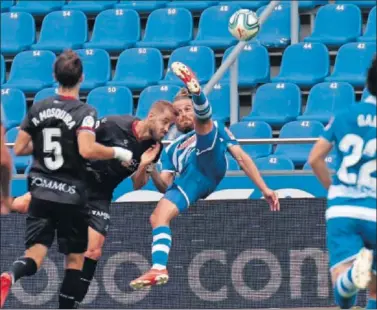  ??  ?? Christian Santos, en el momento de realizar la espectacul­ar chilena que significó el 2-1 para el Depor.