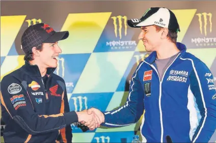  ?? FOTO: MOTOGP.COM ?? Tras el toque en Jerez’2013 hicieron las paces en el siguiente Gran Premio Marc Márquez y Jorge Lorenzo se dan la mano