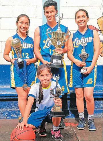  ??  ?? Triunfos. Reina Pérez, Marvin Baños, Melissa Rivas y Angie Ayala son parte de los deportista­s más destacados. Muestran algunos de los trofeos que han ganado en los diferentes torneos de baloncesto.