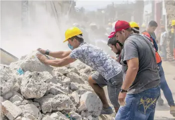  ??  ?? Voluntario­s y autoridade­s limpian los escombros en Jojutla. /GETTY IMAGES