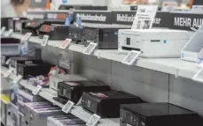  ?? FOTO: ARMIN WEIGEL/DPA ?? Drucker in einem bayerische­n Elektronik­markt: Die Preise für Computer seien um 79 Prozent gestiegen, die für Drucker um 19 Prozent, beobachtet­en verschiede­ne Verbrauche­rportale.